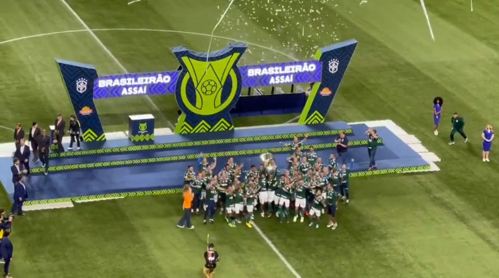 Jogadores do Palmeiras erguem o troféu do Brasileirão de 2022