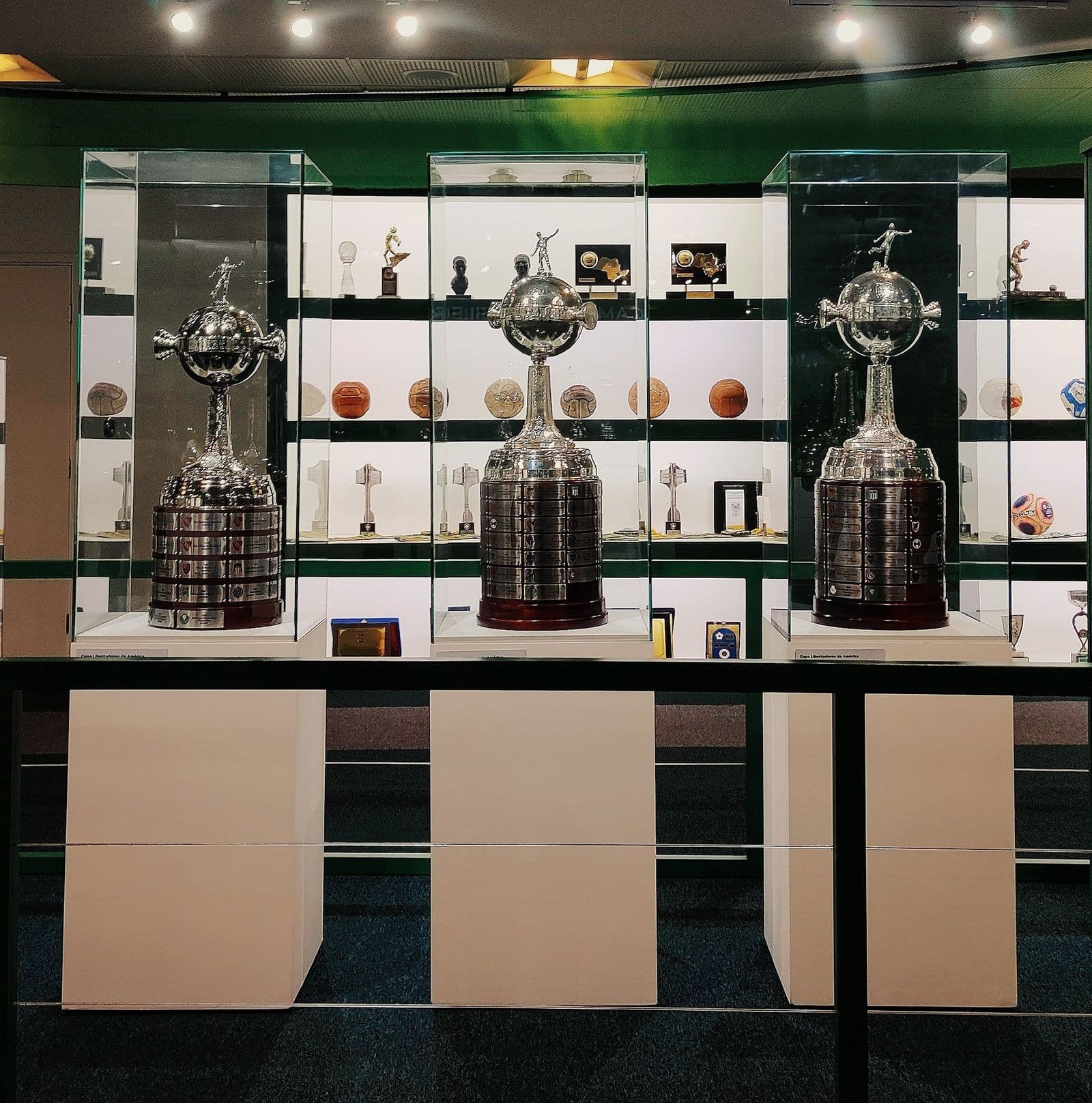 Os três troféus da Libertadores do Palmeiras: 1999, 2020 e 2021