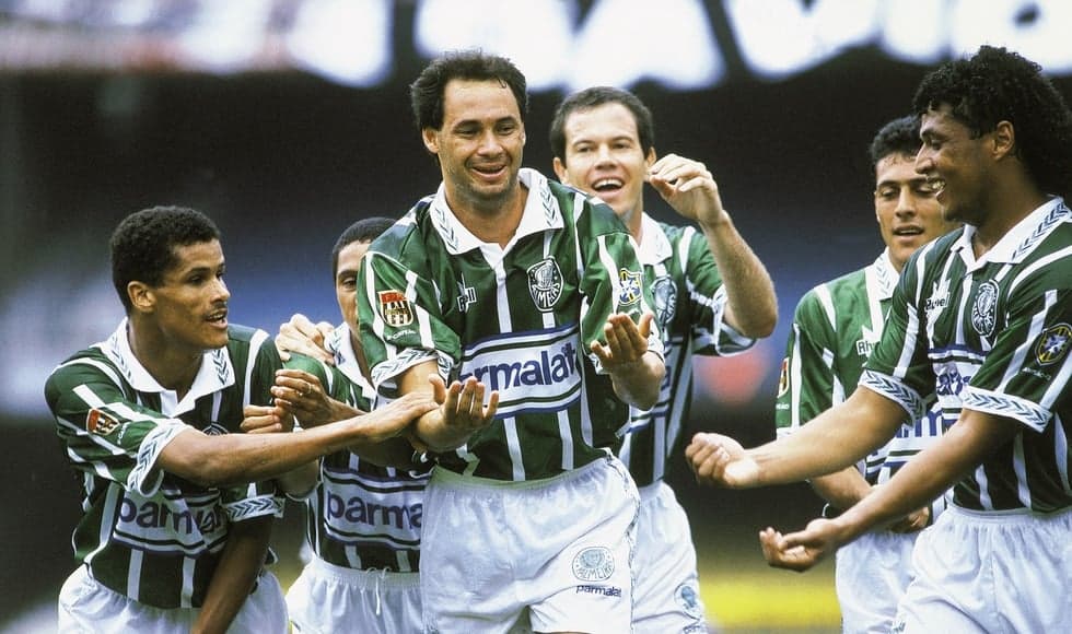A Academia da Parmalat comemora, no uniforme clássico de 1993-94